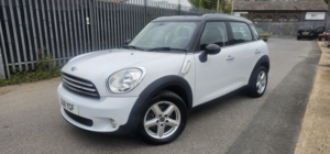 2011 MINI Countryman 1.6 Cooper Countryman in White — image 6