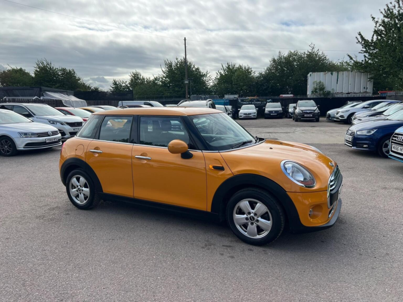 2016 MINI Hatch 1.2 One Auto Euro 6 (s/s) 5dr in Orange — image 1