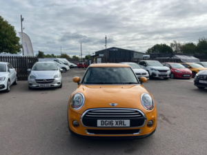 2016 MINI Hatch 1.2 One Auto Euro 6 (s/s) 5dr in Orange — image 2
