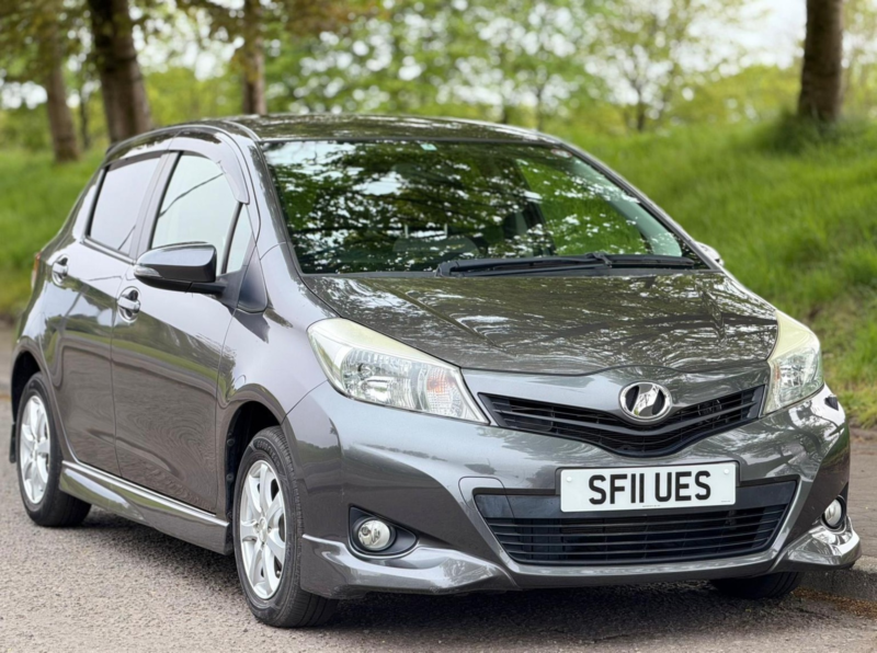 2011 Toyota Yaris 1.33 Hatchback 5dr Petrol Auto S/s in Grey — image 1