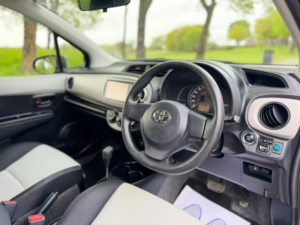 2011 Toyota Yaris 1.33 Hatchback 5dr Petrol Auto S/s in Grey — image 3
