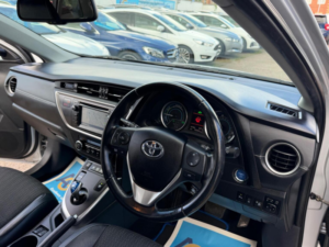 2014 Toyota Auris 1.8 Vvt-H Excel Touring Sports CVT Euro 5 (s/s) 5dr in Silver — image 3
