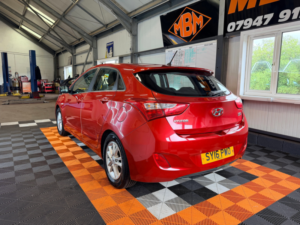 2016 Hyundai I30 1.6 Crdi Blue Drive Se Hatchback 5dr Diesel Manual Euro 6 (s/s) (110 Ps) in Red — image 3