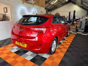 2016 Hyundai I30 1.6 Crdi Blue Drive Se Hatchback 5dr Diesel Manual Euro 6 (s/s) (110 Ps) in Red — image 4