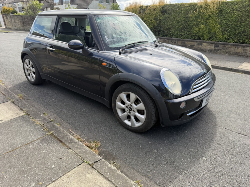 2004 MINI Hatch 1.6 Cooper Hatch in Black — image 1