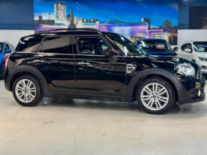 2019 MINI Countryman 1.5 Cooper Exclusive Steptronic Euro 6 (s/s) 5dr in Black — image 2