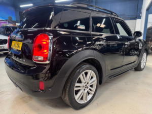2019 MINI Countryman 1.5 Cooper Exclusive Steptronic Euro 6 (s/s) 5dr in Black — image 4