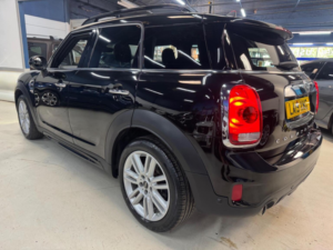 2019 MINI Countryman 1.5 Cooper Exclusive Steptronic Euro 6 (s/s) 5dr in Black — image 5