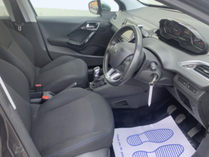 2019 Peugeot 208 1.2 Puretech Signature 5-Door in Grey — image 5