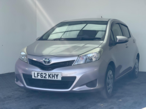 2012 Toyota Yaris 1.33 Dual Vvt-I Tr Multidrive S Euro 5 5dr in Pink — image 2
