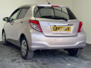 2012 Toyota Yaris 1.33 Dual Vvt-I Tr Multidrive S Euro 5 5dr in Pink — image 3