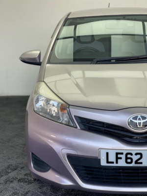 2012 Toyota Yaris 1.33 Dual Vvt-I Tr Multidrive S Euro 5 5dr in Pink — image 4