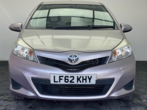 2012 Toyota Yaris 1.33 Dual Vvt-I Tr Multidrive S Euro 5 5dr in Pink — image 6