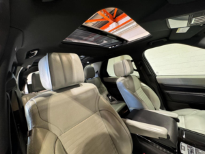 2019 Land Rover Discovery 2.0 Sd4 Hse Luxury Auto 4WD Euro 6 (s/s) 5dr in Black — image 4
