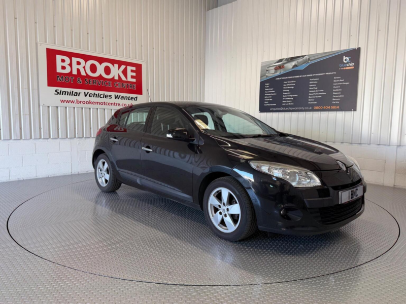 2009 Renault Megane 1.6 16v Dynamique Euro 5 5dr in Black — image 1