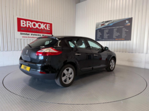 2009 Renault Megane 1.6 16v Dynamique Euro 5 5dr in Black — image 4