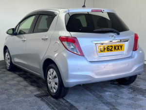 2012 Toyota Yaris 1.33 Dual Vvt-I Tr Multidrive S Euro 5 5dr in Silver — image 4