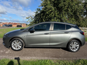 2020 Vauxhall Astra 1.5 Turbo D Business Edition Nav Euro 6 (s/s) 5dr in Grey — image 2