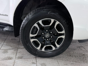 2021 Toyota Hilux 2.8 D-4d Invincible Auto 4WD Euro 6 (s/s) 4dr in White — image 2