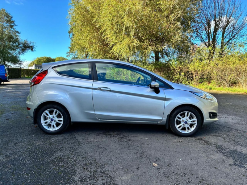 2015 Ford Fiesta 1.25 Zetec Hatchback 3dr Petrol Manual Euro 6 (82 Ps) in Silver — image 1