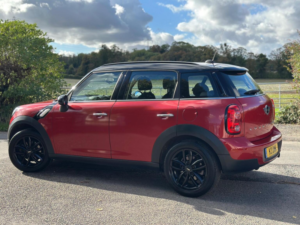 2015 MINI Countryman 1.6 Cooper Auto Euro 6 5dr in Red — image 4