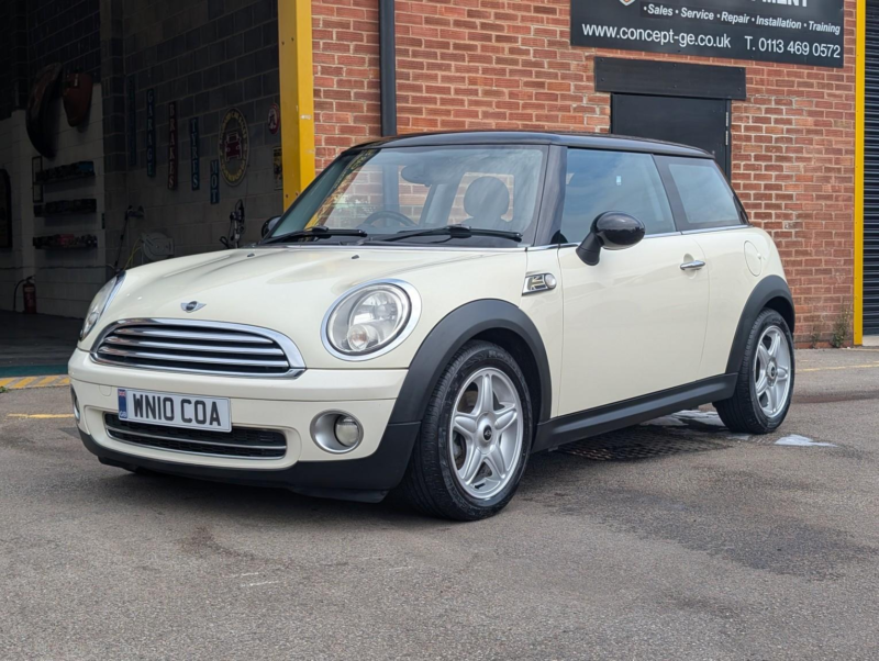 2010 MINI Hatch 1.6 Cooper Hatch in White — image 1
