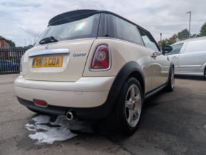 2010 MINI Hatch 1.6 Cooper Hatch in White — image 3