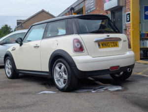 2010 MINI Hatch 1.6 Cooper Hatch in White — image 4