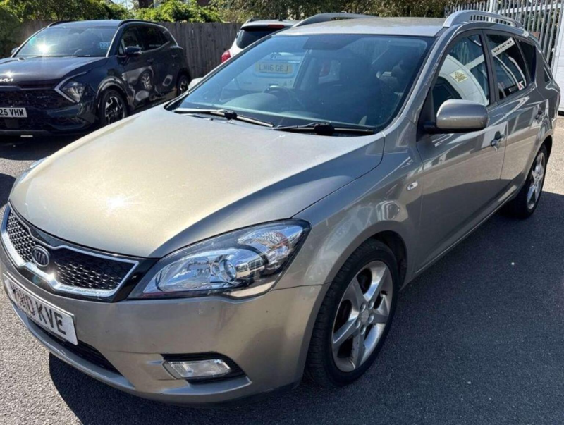 2010 Kia Ceed 1.6 Crdi 3 Sports Wagon Auto Euro 4 5dr in Silver — image 1