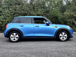 2015 MINI Hatch 1.5 5-Door Hatch Cooper D in Blue — image 4