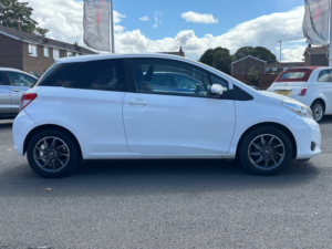 2013 Toyota Yaris Vvt-I Edition in White — image 3