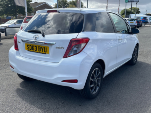 2013 Toyota Yaris Vvt-I Edition in White — image 4