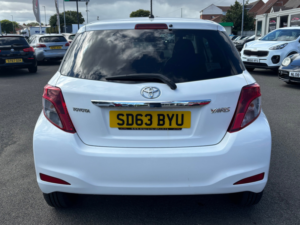 2013 Toyota Yaris Vvt-I Edition in White — image 5