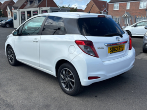 2013 Toyota Yaris Vvt-I Edition in White — image 6