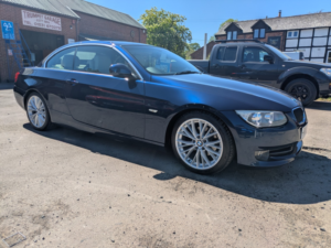 2013 BMW 3 Series 2.0 320i Se Convertible in Blue — image 3