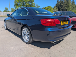 2013 BMW 3 Series 2.0 320i Se Convertible in Blue — image 4