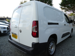 2021 Vauxhall Combo 1.5 Turbo D 2300 Edition Panel Van 4dr Diesel Auto L2 H1 Euro 6 (s/s) (130 Ps) in White — image 3