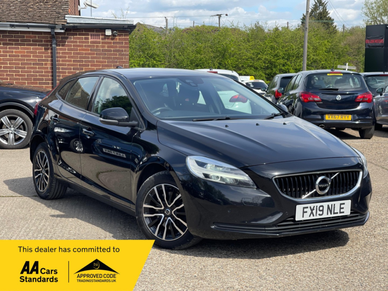2019 Volvo V40 2.0 Momentum T2 in Black — image 1