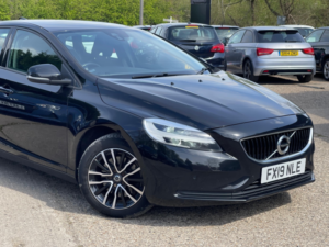 2019 Volvo V40 2.0 Momentum T2 in Black — image 3