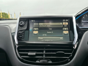 2017 Peugeot 2008 1.2 Puretech Allure SUV 5dr Petrol Manual Euro 6 (s/s) (110 Ps) in Green — image 4