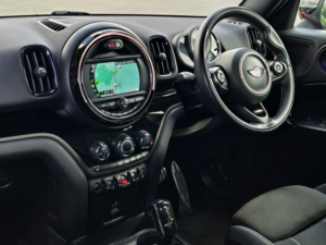 2018 MINI Countryman 1.5 Cooper SUV 5dr Petrol Auto Euro 6 (s/s) (136 Ps) in Red — image 2