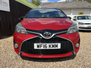 2016 Toyota Yaris 1.3 Dual Vvt-I Design in Red — image 2