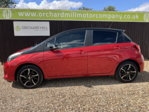 2016 Toyota Yaris 1.3 Dual Vvt-I Design in Red — image 3