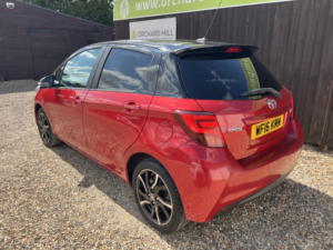 2016 Toyota Yaris 1.3 Dual Vvt-I Design in Red — image 4