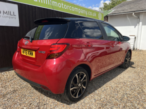 2016 Toyota Yaris 1.3 Dual Vvt-I Design in Red — image 6