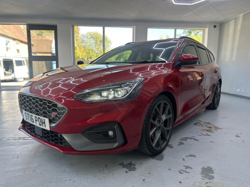 2020 Ford Focus 2.3t Ecoboost St Auto Euro 6 (s/s) 5dr in Red — image 1