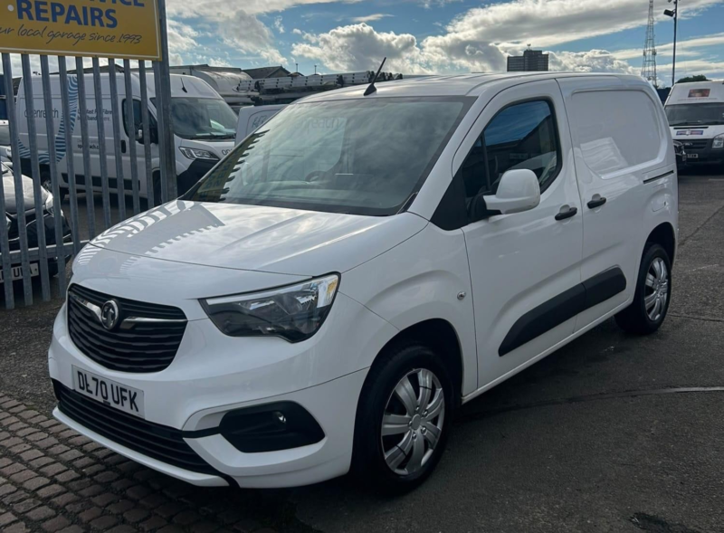 2021 Vauxhall Combo 1.5 Turbo D 2300 Sportive in White — image 1