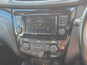 2019 Nissan Qashqai 1.3 Dig-T N-Connecta SUV 5dr Petrol Manual Euro 6 (s/s) (140 Ps) in Black — image 4