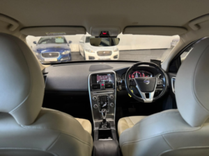 2015 Volvo Xc60 2.0 Se Lux D4 in Gold — image 2