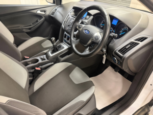 2012 Ford Focus 1.6 Zetec Hatchback 5dr Petrol Manual Euro 5 (105 Ps) in White — image 5